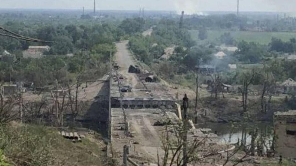 Voladura del puente Proletarski que enlazaba Severodonetsk con Lisichansk.