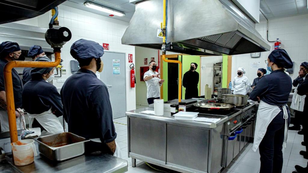 La formación es una de los ámbitos que las patronales consideran clave al abordar el sector, en la imagen  el tres estrellas Michelin Alberto Ferruz visita el centro de FP de Alcoy.