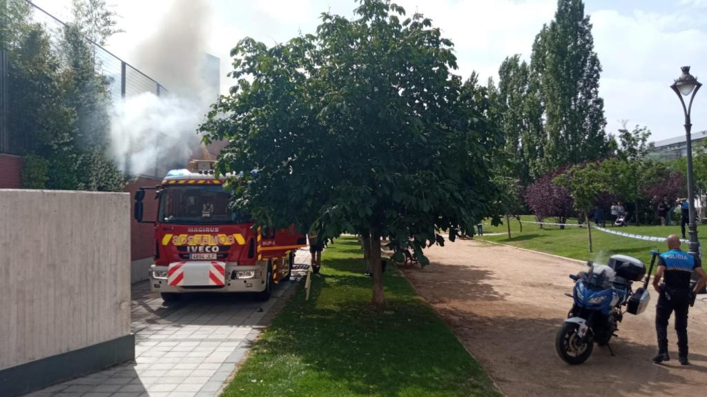 Imagen de los Bomberos y la Policía en las inmediaciones de la vivienda