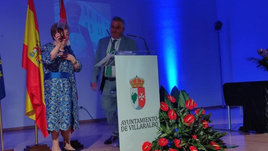 Aurelia Matellán tras recibir el reconocimiento.