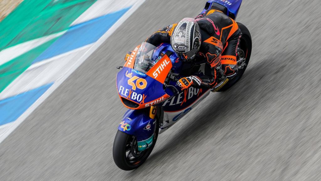 Arón Canet con su  moto de esta temporada.