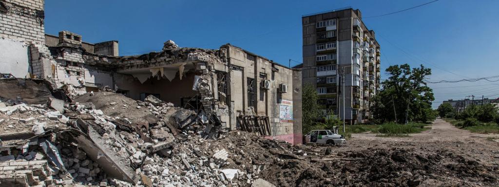 Un edificio de Lysychansk, en la región de Lugansk, destruido tras los bombardeos rusos contra Ucrania en el Donbás