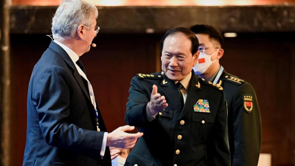 El ministro de Defensa chino, Wei Fenghe, invita a pasar a un asistente a su charla en el Diálogo Shangri-La, este domingo 12 de junio