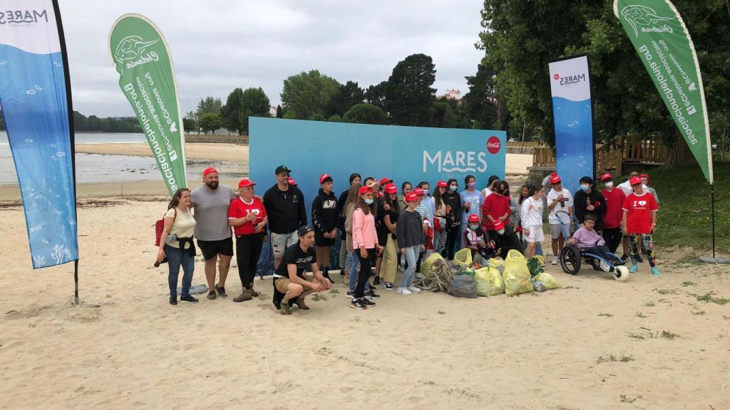 Mares Circulares retira 72 kilos de basura del arenal de Ares (A Coruña) el Día de los Océanos