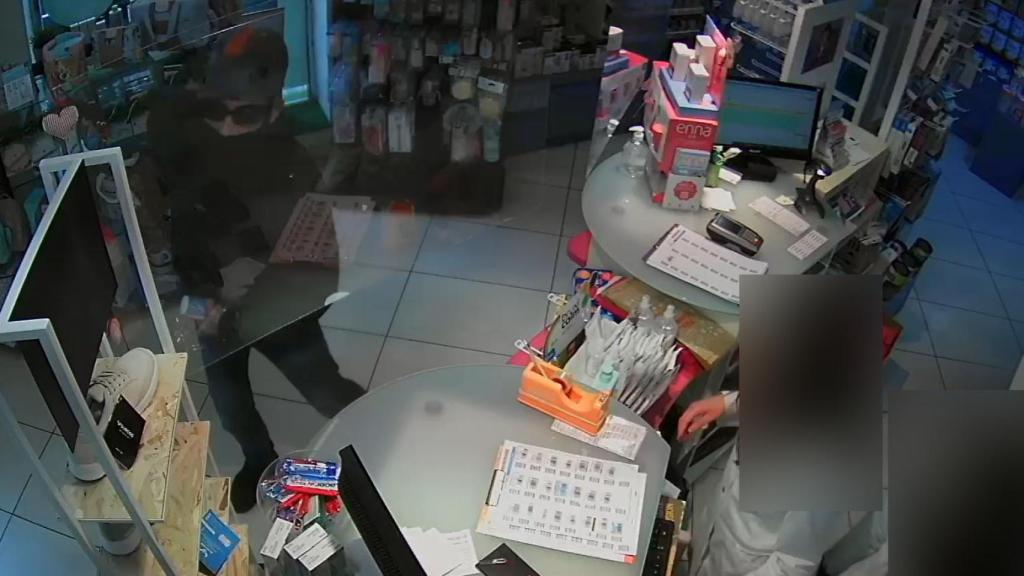 Las cámaras de seguridad de la farmacia grabaron al atracador.