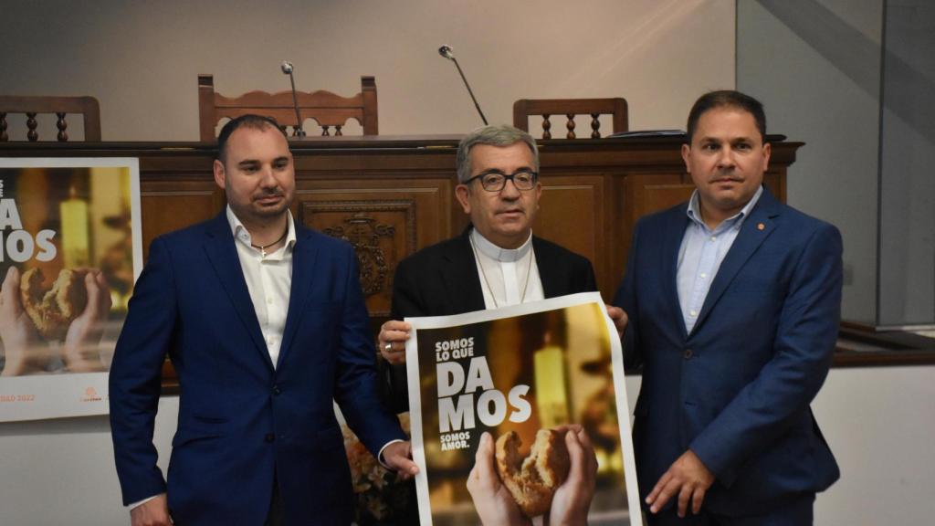 El obispo auxiliar, Luis Argüello en el centro de la imagen junto a José Colinas, delegado, a su derecha y Eduardo Boelhoff director,  a su izquierda