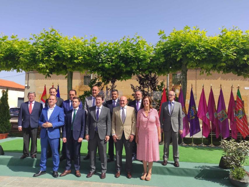 Alfonso Fernández Mañueco junto a los presidentes de las diferentes diputaciones, el alcalde de Villalazán y el consejero de la presidencia, Jesús Julio Carnero.