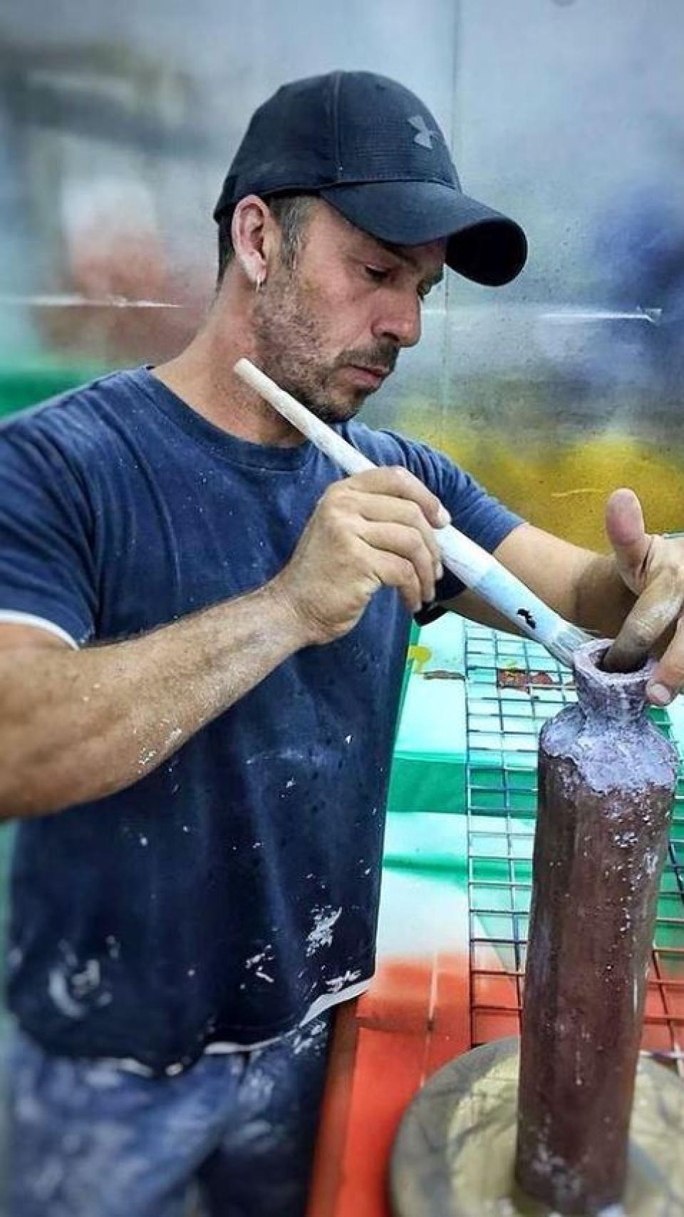 Nacho Palau trabajando como escultor de cerámicas en una imagen de sus redes.