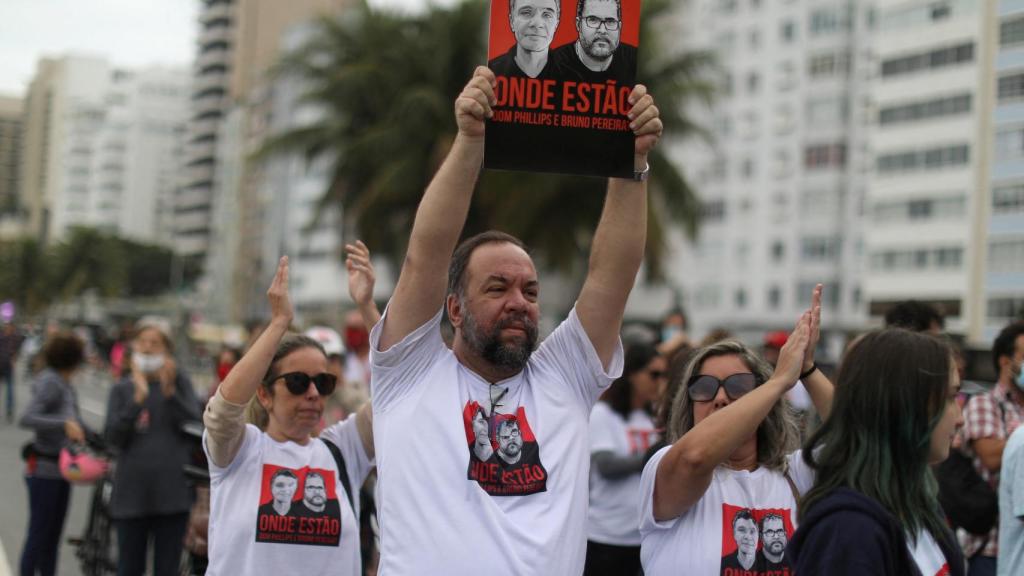 Familiares y amigos del periodista y experto indígena desaparecidos exigen respuestas a las autoridades brasileñas en Río de Janeiro