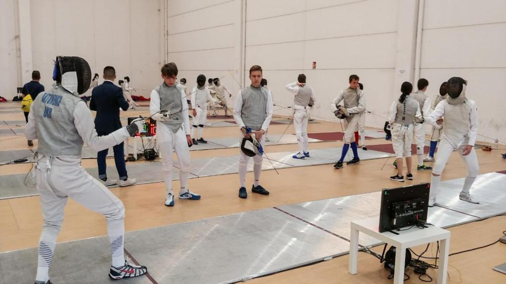 Un grupo de jóvenes de Fencing Peace Caravan.