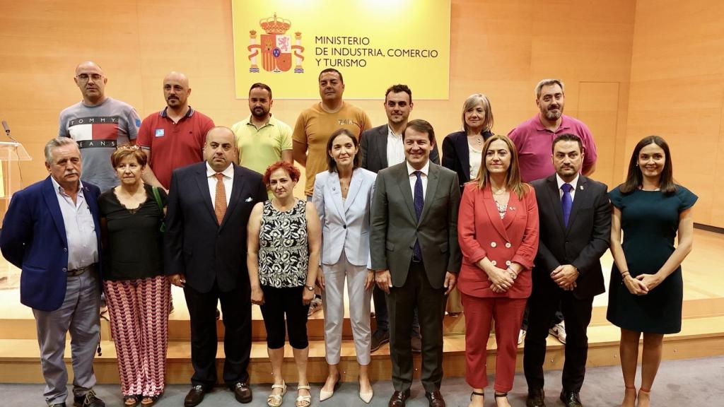 Foto de familia de los asistentes hoy a la firma del plan de competitividad suscrito con Davidson y Afendis