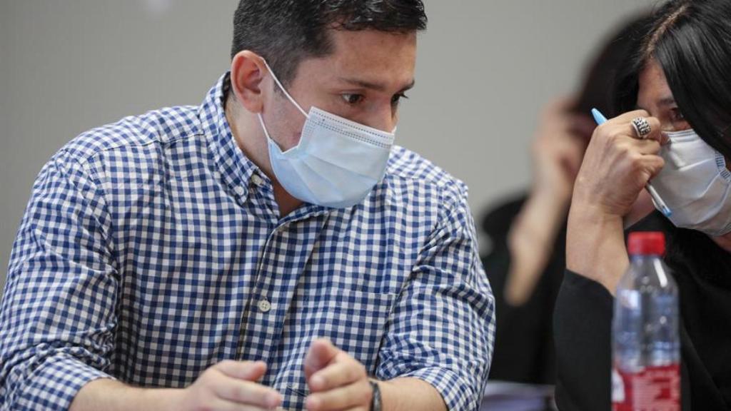 Jorge Palma habla con su abogada en la primera sesión del juicio.