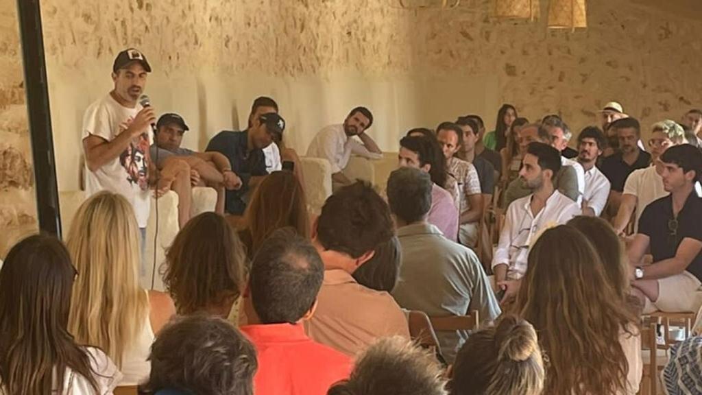 Pablo Casado (al fondo) escucha otra de las intervenciones durante el foro organizado por Martin Varsavsky en Menorca.