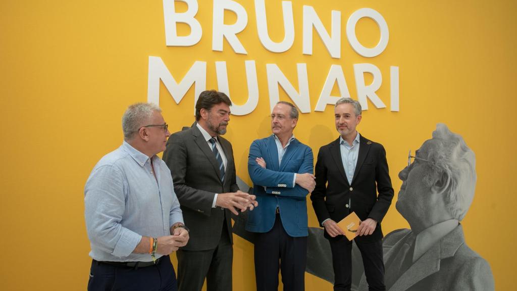 El alcalde y el concejal de Cultura, en la inauguración de la exposición.