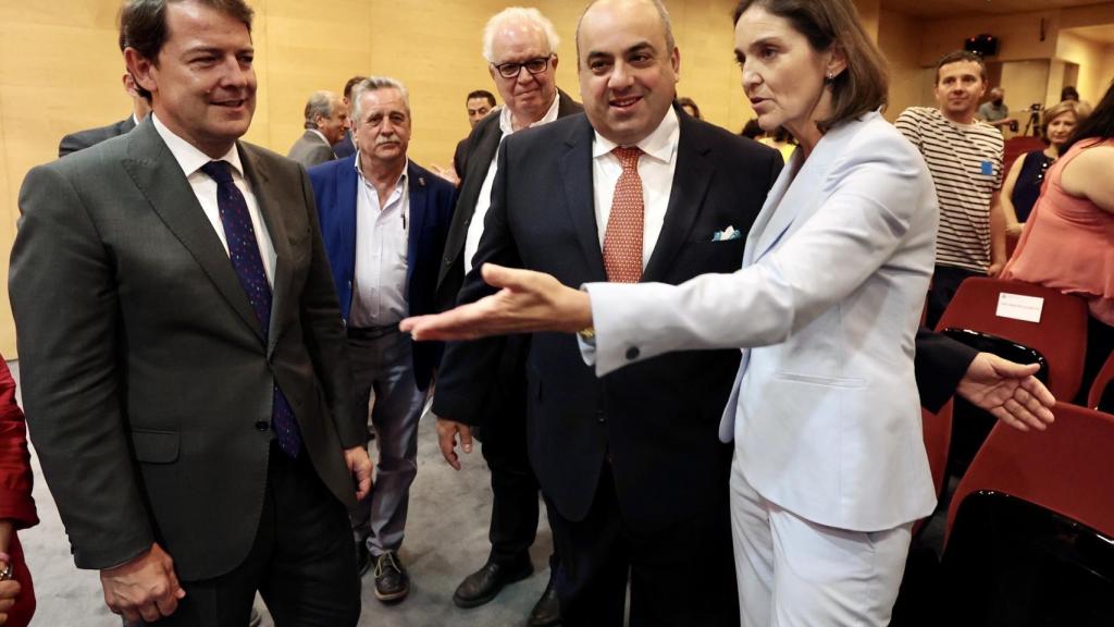 La ministra de Industria, Reyes Maroto, junto al presidente de la Junta de Castilla y León, Alfonso Fernández Mañueco, en el acto de la firma de hoy en Madrid