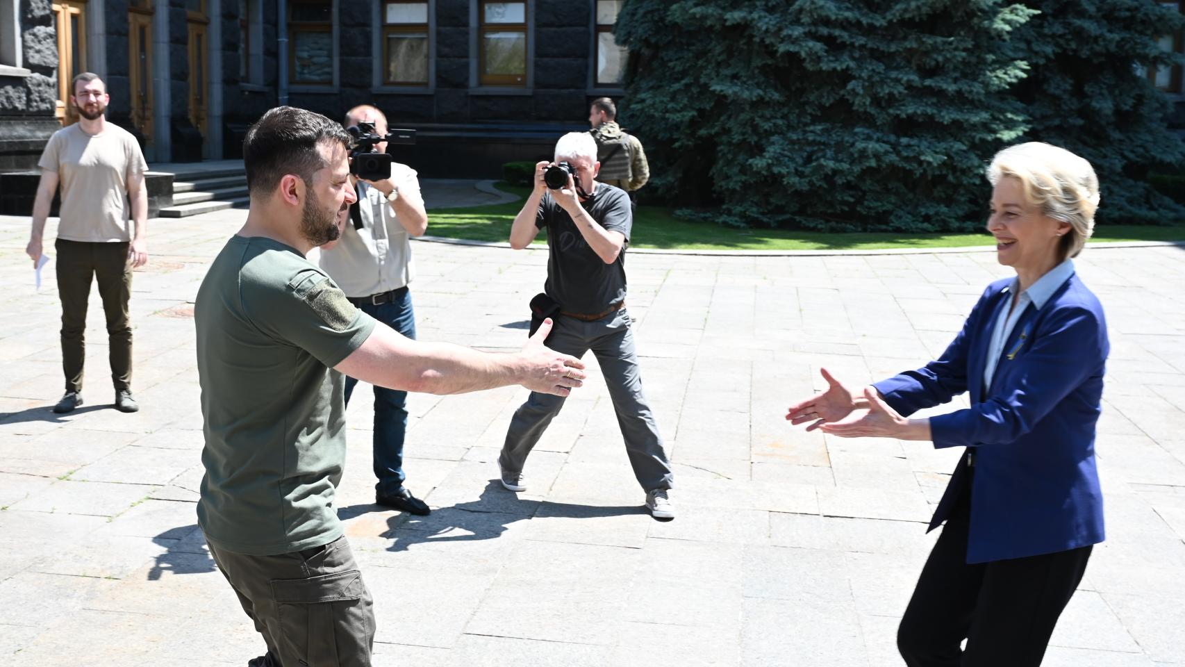 El presidente ucraniano, Volodímir Zelenski, recibe a Ursula von der Leyen durante su visita a Kiev el 11 de junio