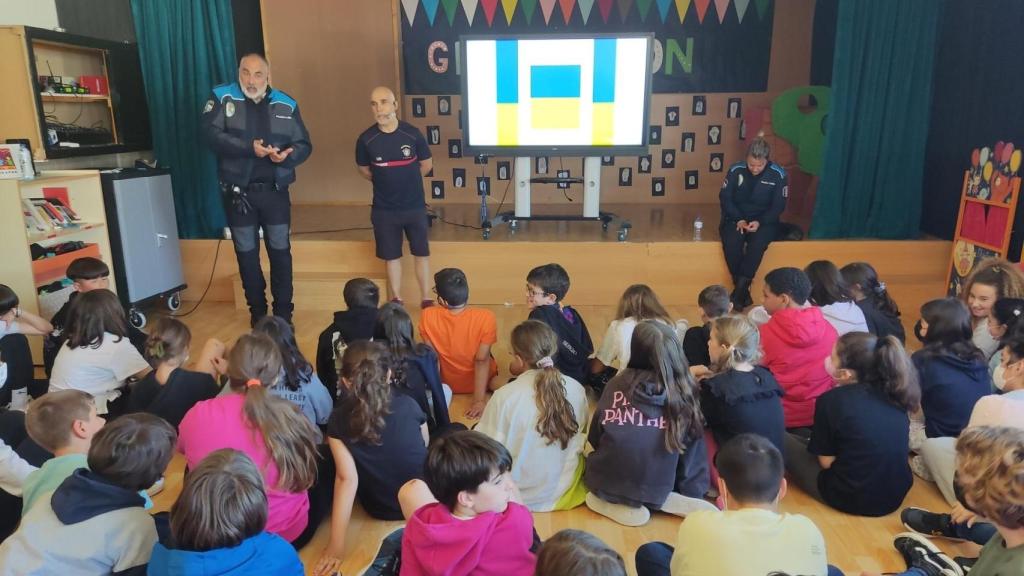 Alumnado del CEIP Plurilingüe Víctor López Seoane durante la jornada de sensibilización previa a la carrera.