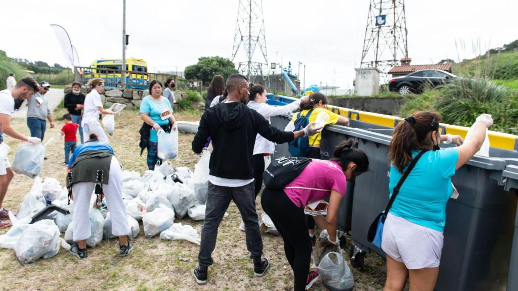 Recogida de basura en la playa de Bens de A Coruña.
