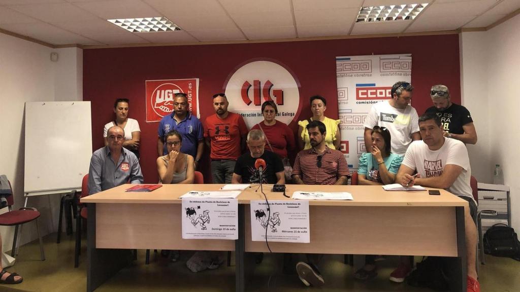 La CIG, UGT y Comisiones Obreras reunidos este lunes para denunciar la situación de la planta de Lousame.