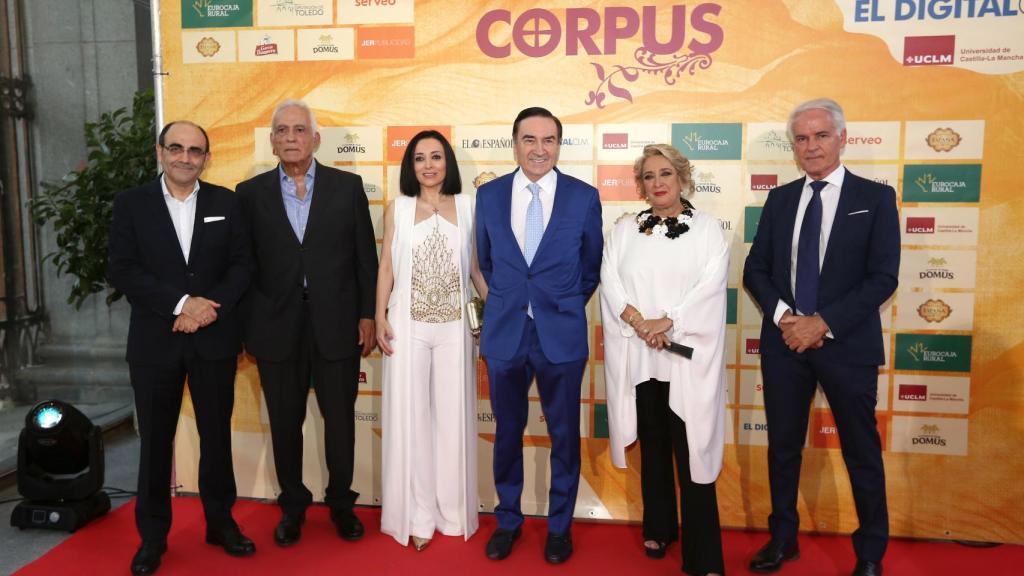 Eusebio Cedena, Javier de Pablos, Cruz Sánchez de Lara, Pedro J. Ramírez, Esther Esteban y César García, de izquierda a derecha.