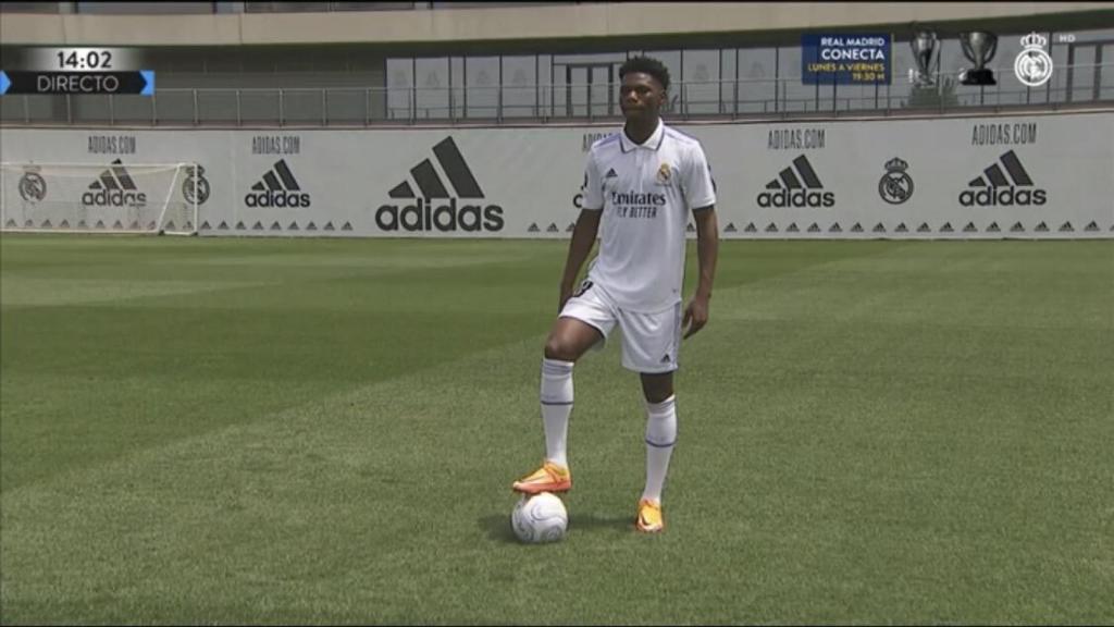 Tchouameni posa con la equipación del Real Madrid