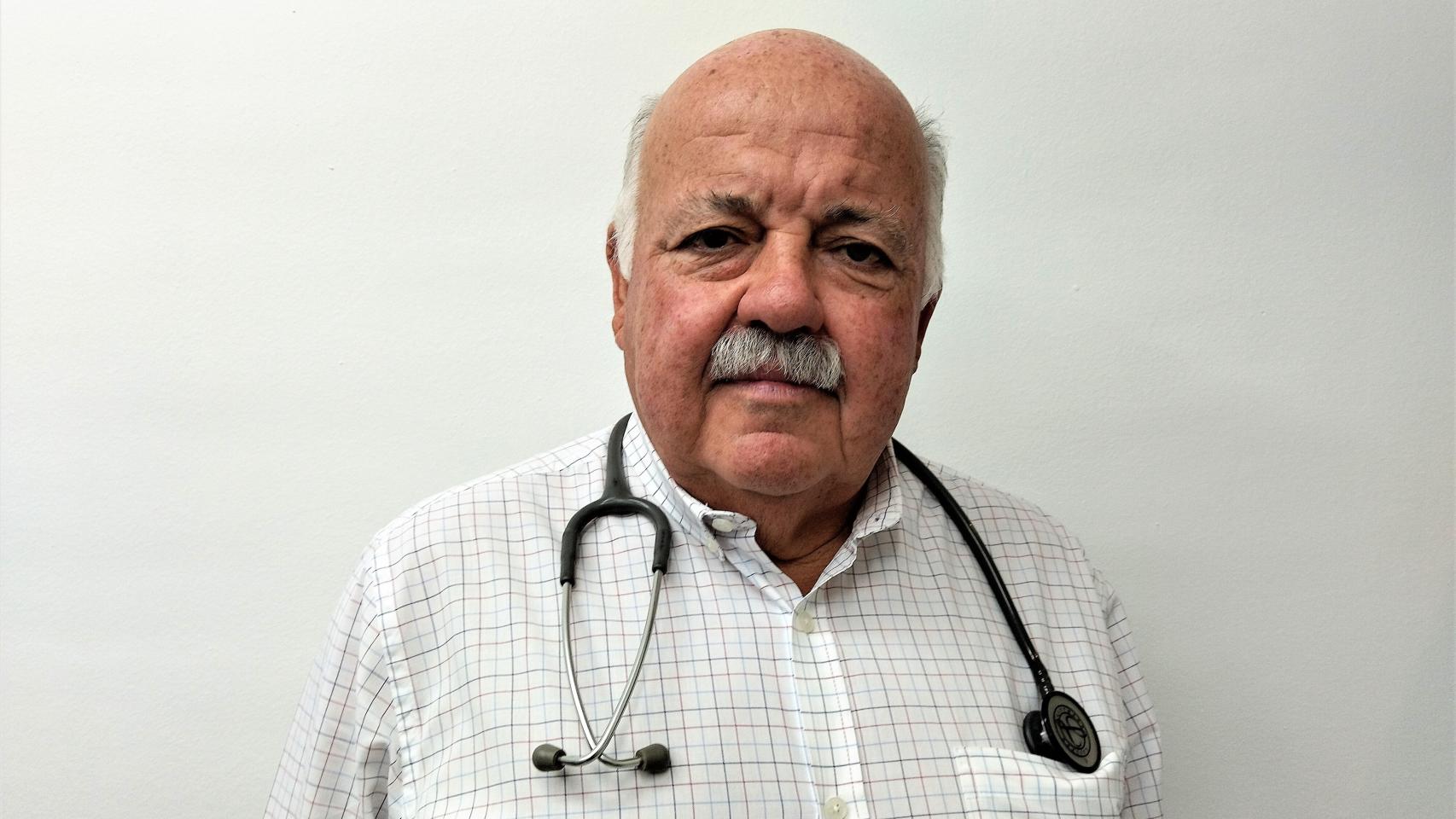 El consejero andaluz de Salud y Familias, el médico de familia Jesús Aguirre, con su estetoscopio.