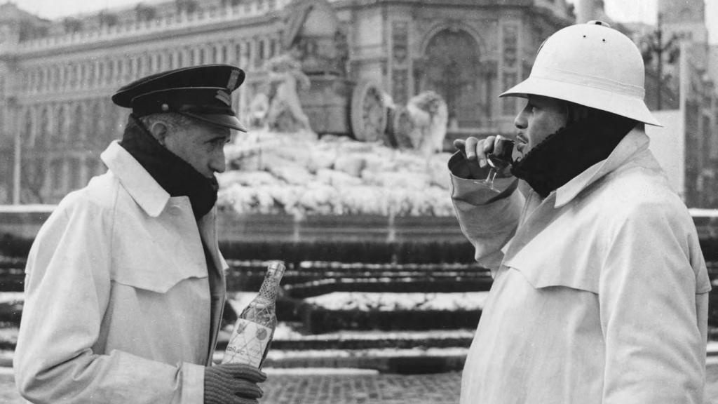Para combatir el frío: coñac para los guardias de servicio (1954).