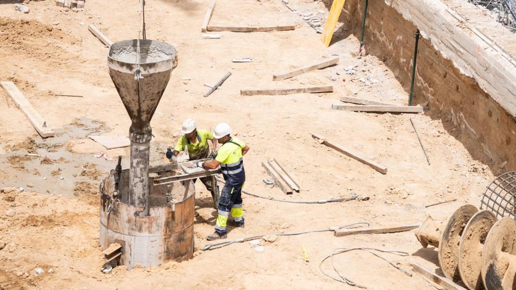 Imagen de unos trabajadores en la obra de la estación de Chamartín, en Madrid.