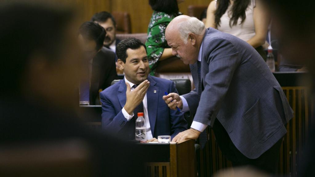 El presidente de la Junta y el consejero de Salud hablan en el Parlamento Andaluz en una sesión de control. Fotografía de archivo.