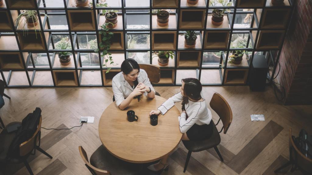 Hablar con un amigo es una buena terapia para romper la espiral de pensamientos rumiantes