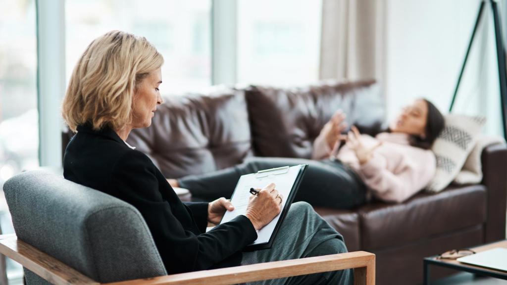Acudir al psicólogo es la mejor opción para abordar los pensamientos rumiantes desde la raíz
