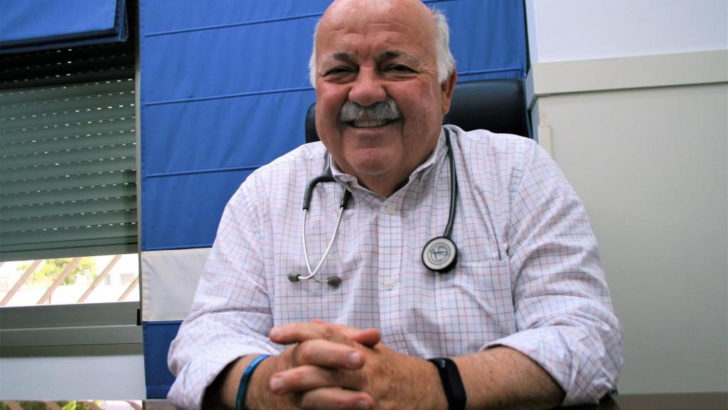 Jesús Aguirre posa con su estetoscopio de médico en la sede provincial del PP en Córdoba después de la entrevista.
