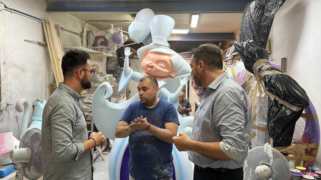 Adrián Santos y Juan Ignacio López-Bas visitando un taller, este martes.