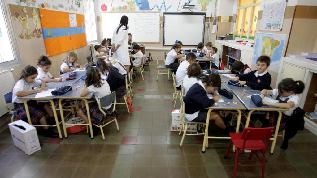 Foto de archivo de alumnos en un aula