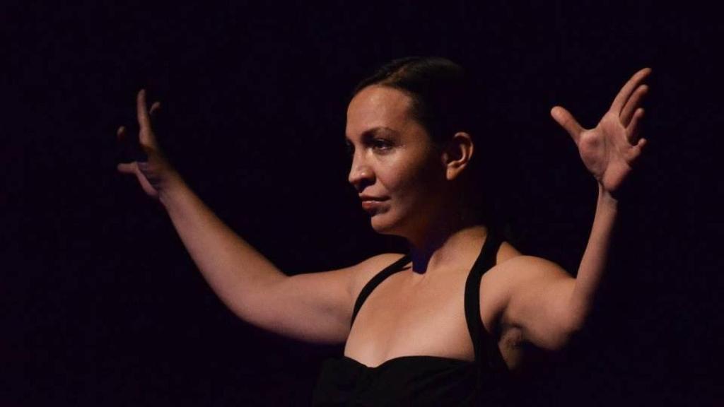 Mujer actuando en una obra de teatro- Estados emotivos de la impro