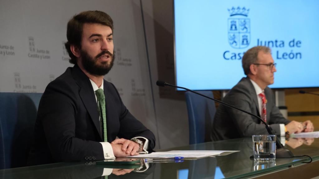 El vicepresidente de la Junta y el consejero de Industria, Juan García-Gallardo y Mariano Veganzones, en la rueda de prensa de este lunes en la que anunciaron las medidas.