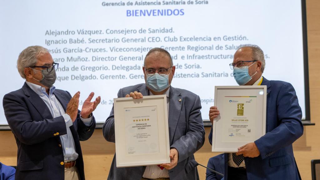 Alejandro Vázquez, en el centro de la imagen,  asiste a la entrega del Sello EFQM 600