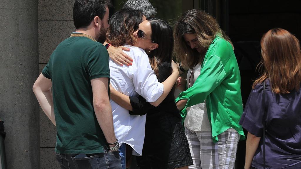 Mónica Carrillo en el tanatorio de la periodista Myriam Romero.