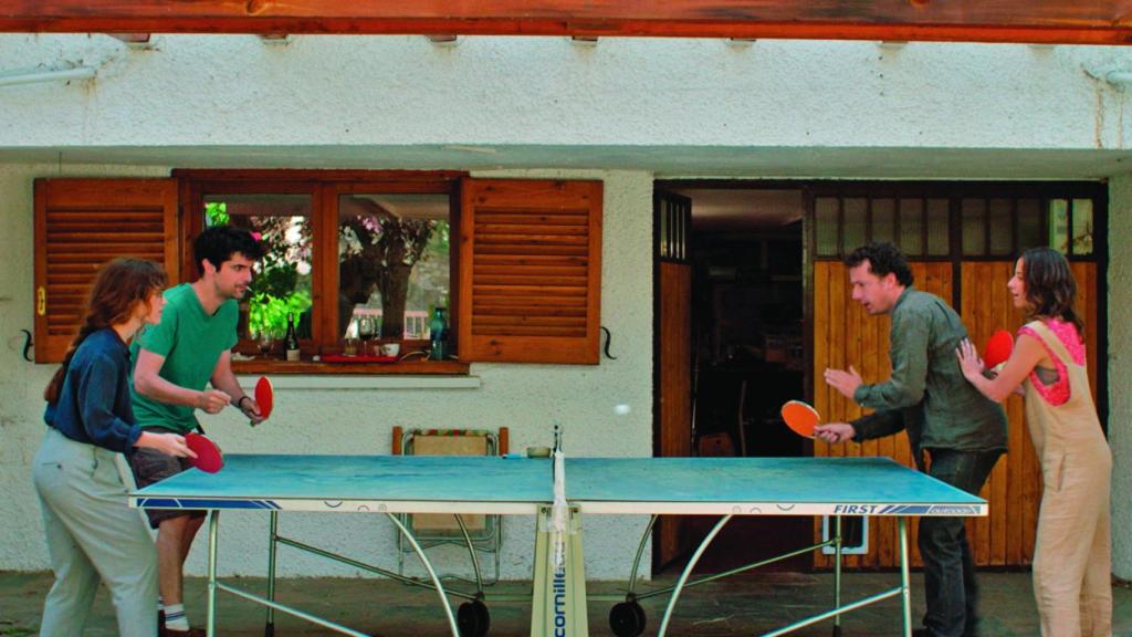 Itsaso Arana, Francesco Carril, Vito Sanz e Irene Escolar juegan al ping-pong en el filme de Jonás Trueba