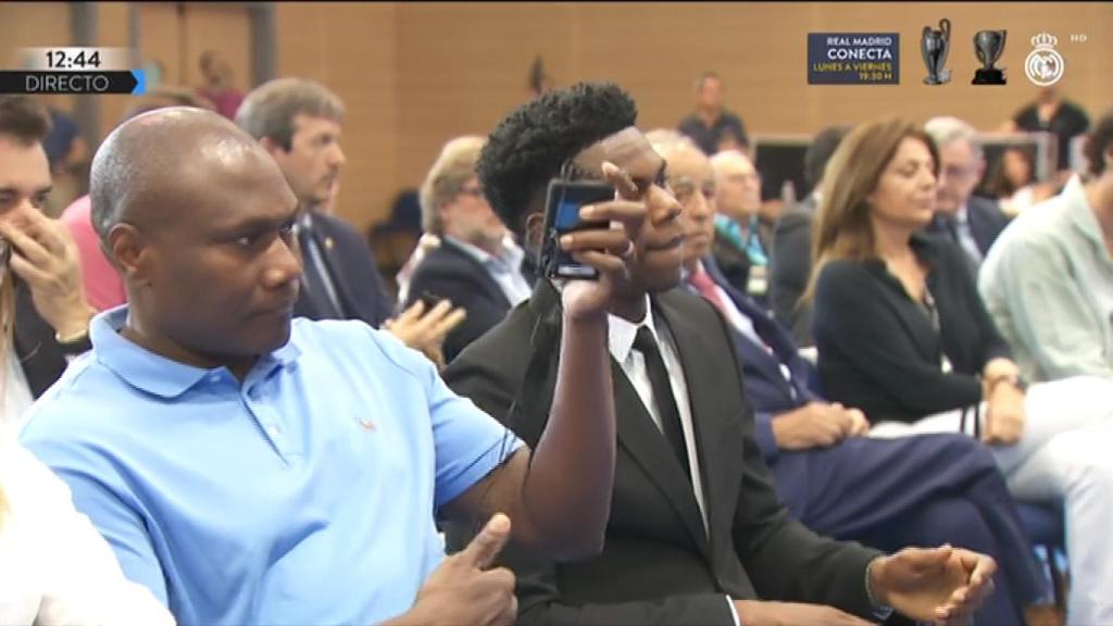 Tchouameni, junto a su familia en la presentación con el Real Madrid