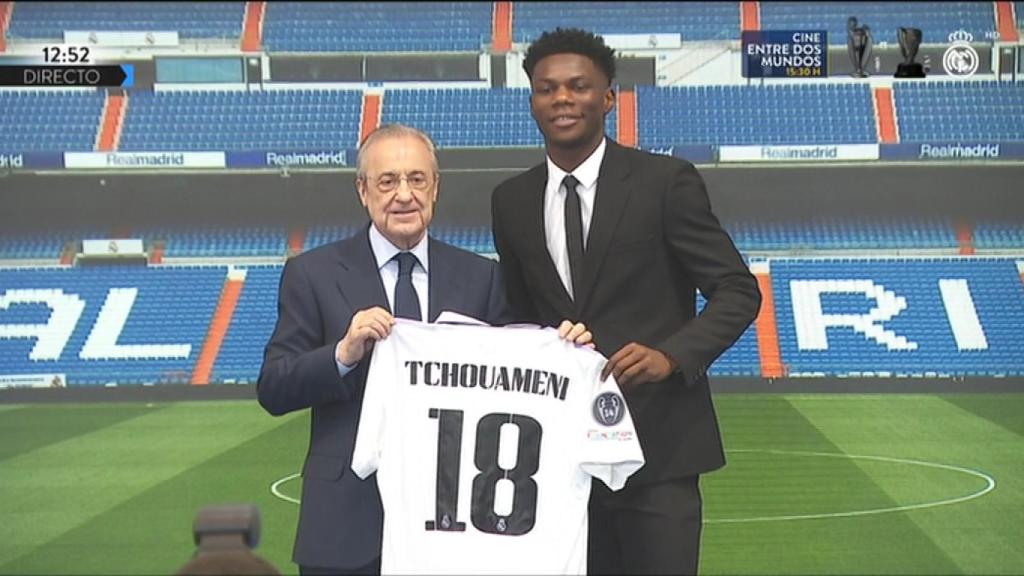 Tchouameni y Florentino Pérez con la camiseta del Real Madrid