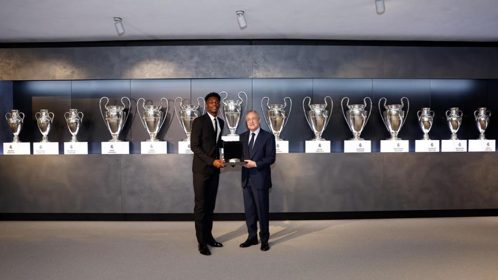 Aurelien Tchouameni, junto a Florentino Pérez