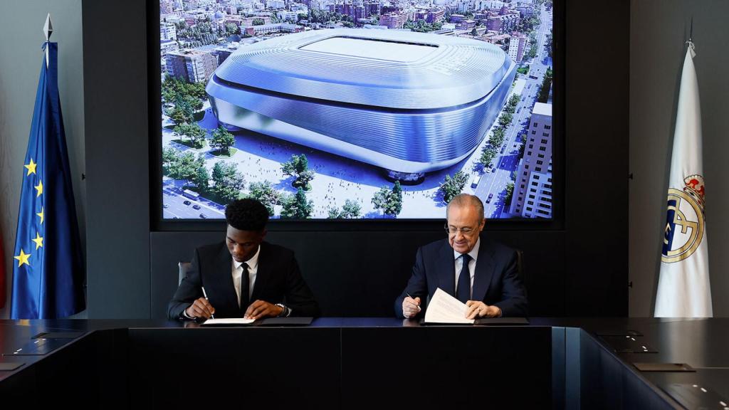 Aurelien Tchouameni, junto a Florentino Pérez