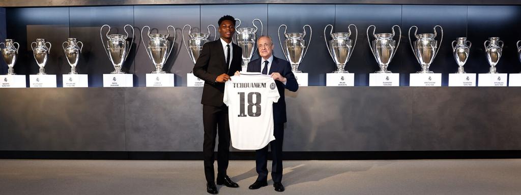 Aurelien Tchouameni, junto a Florentino Pérez
