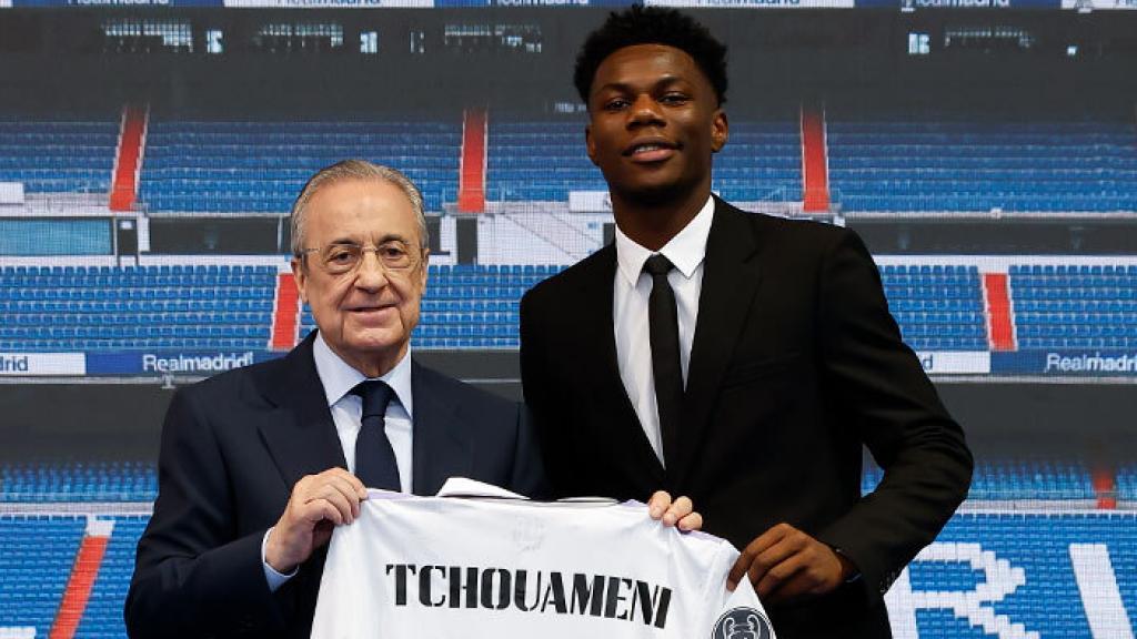 Tchouameni, junto a Florentino Pérez durante su presentación con el Real Madrid