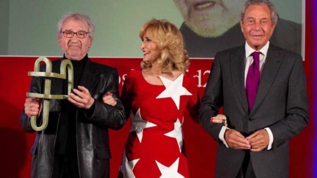 La periodista Nieves Herrero con modelo de Alejandro de Miguel con bandera de la Comunidad.