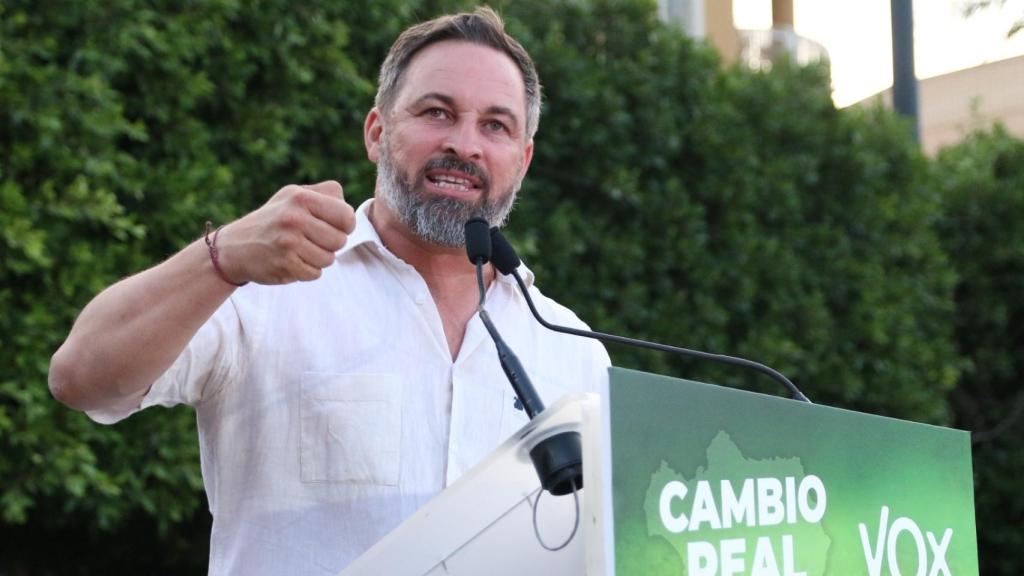 Abascal carga contra la inmigración en El Ejido: 30.000 ilegales disfrutan de la Sanidad andaluza