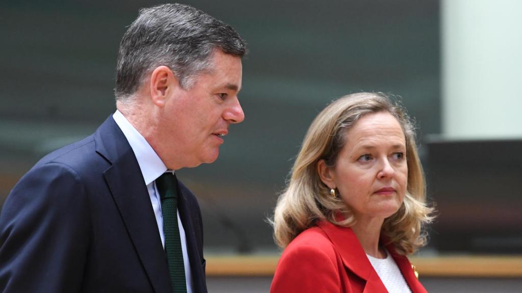 Nadia Calviño conversa con el presidente del Eurogrupo, Paschal Donohoe, durante la última reunión de mayo