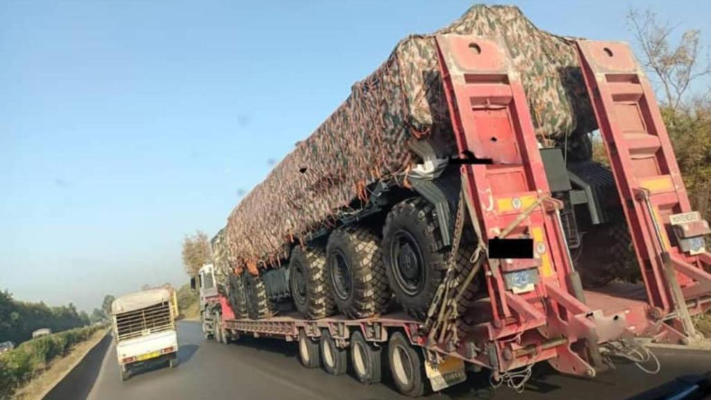 El sistema de defensa costera CM-302 transportado en una carretera argelina