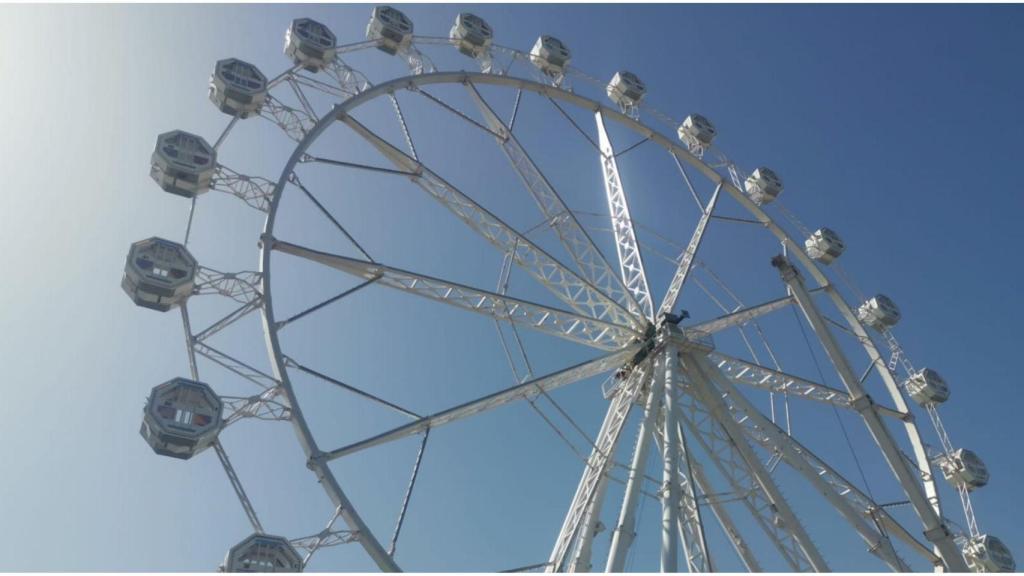 La noria del muelle de Batería con el montaje completo.
